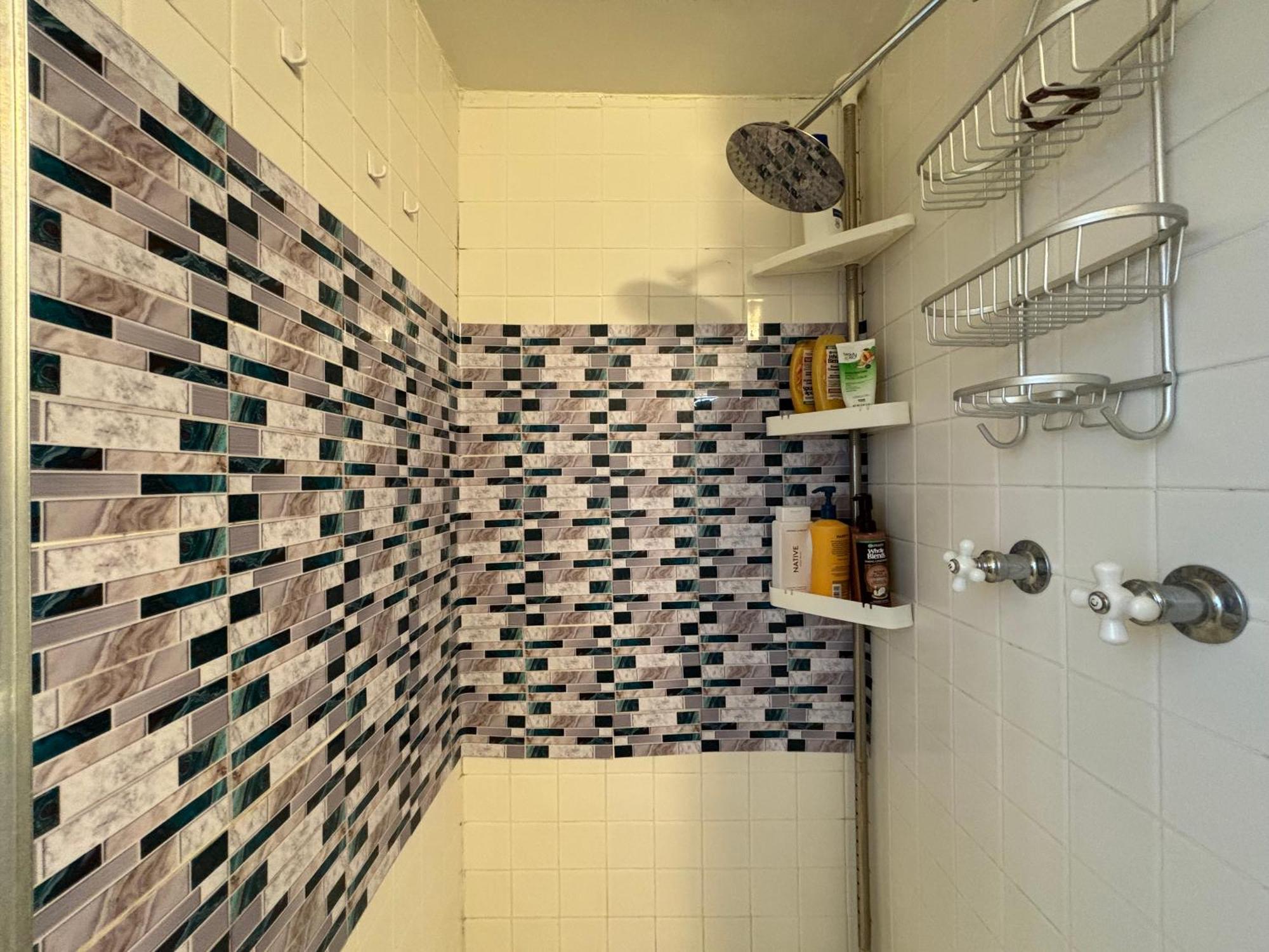 The Hathaway Suites Los Angeles Room photo